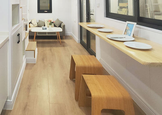 잠실 과 욕실 을 갖춘 휠체어 위 에 조립 된 작은 집