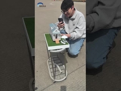 이동식 뿌리의 바퀴에 있는 작은 집들